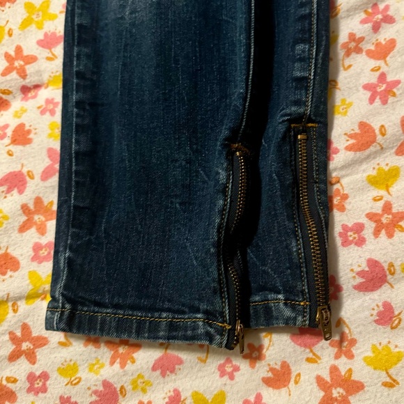 Like New Guess Size 29 Jeans - Picture 3 of 6